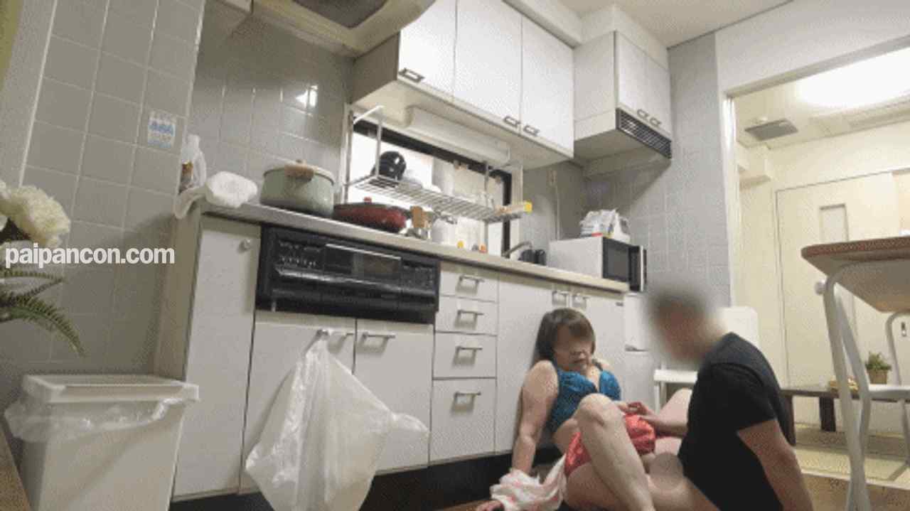 FC2-PPV-2484869 - 1本のおまけ動画あり【無修正ｘ個人撮影】愛奴5号の*親!? 自宅に突然押しかけて、「娘さん不倫してますよ」と報告も不倫相手だとバレて、激エロ還暦超え超熟女を台所で犯して隠し撮りｗ