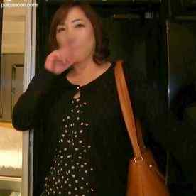 FC2-PPV-4414514 - 【素人】豊満体型の地味系熟妻とラブホ不倫。 汗まみれの剛毛おまんこをクンニ責めすると、顔を真っ赤にさせながら絶頂。